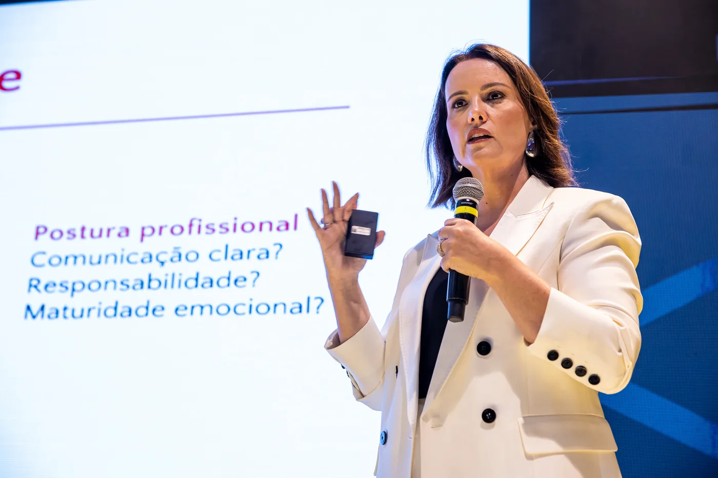 Maria Taunay conduzindo um treinamento de equipe